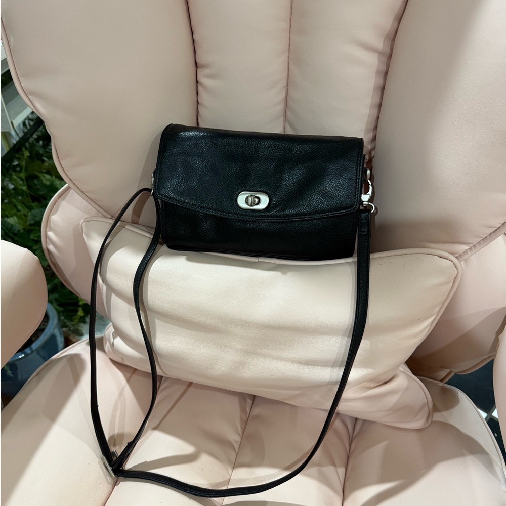 Vintage ILI New York Toronto Elegant Black Leather Crossbody Bag